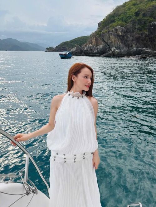 Khi đời thường, cô ưu tiên vẻ đơn giản, trẻ trung; lúc dự sự kiện, cô có xu hướng chọn những thiết kế nữ tính, giúp tôn đường cong cơ thể.