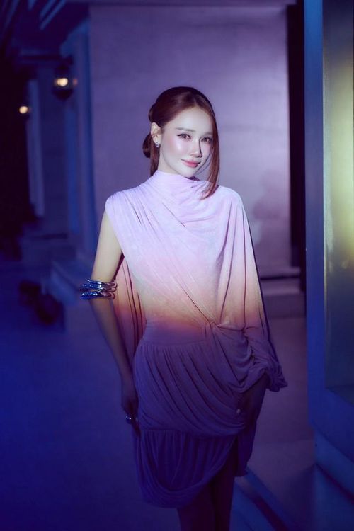 Điểm nổi bật ở Nhã Phương là cô vẫn giữ được những đường nét mềm mại trên gương mặt. Kiểu tóc, cách trang điểm và trang phục được nữ diễn viên thay đổi linh hoạt, giúp diện mạo trở nên đa dạng hơn nhưng không làm mất đi nét nữ tính vốn có.
