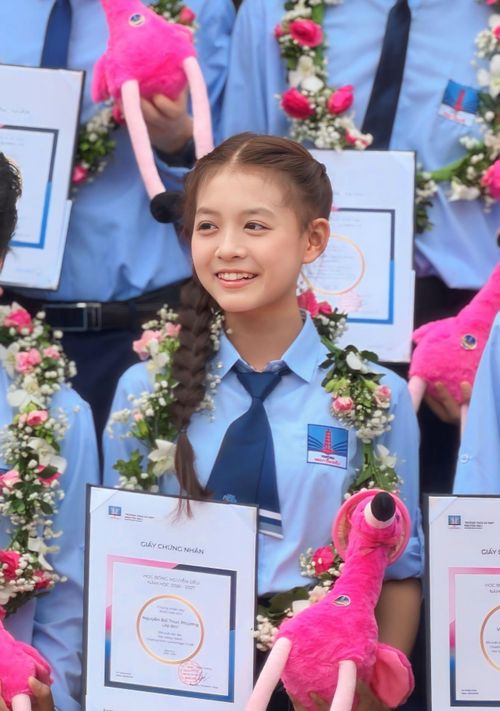 Diễn viên Ali Thục Phương đánh dấu sự trở lại trường học bằng một buổi sáng rất nhiều niềm vui và tự hào tại Văn Miếu - Quốc Tử Giám (Hà Nội) khi được nhận học bổng và vinh danh học sinh xuất sắc của trường THCS - THPT Nguyễn Siêu.