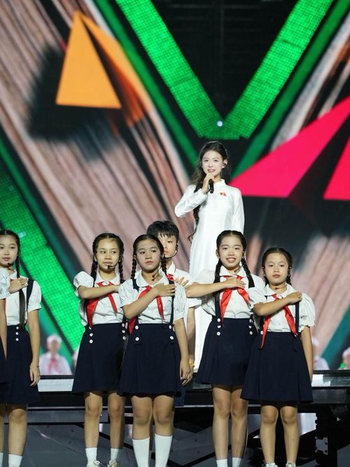 Tại chương trình nghệ thuật “Tổ quốc trong tim” vừa qua, Ali Thục Phương gây chú ý khi thể hiện hai ca khúc “Đêm qua em mơ gặp Bác Hồ” và “Cùng nhau ta đi lên” trước khoảng 50.000 khán giả.