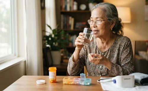 Quên uống thuốc huyết áp thường xuyên sẽ làm tăng các biến cố tim mạch nguy hiểm. Ảnh AI.
