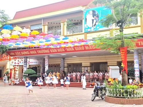 Dịch vụ cho thuê trang phục biểu diễn cũng trở nên tất bật khi các trường chuẩn bị những chương trình văn nghệ chào mừng năm học mới. Ảnh: Quỳnh Mai.
