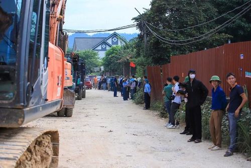 Từ sáng sớm, các lực lượng liên quan đã có mặt tại hiện trường tổ chức công tác cưỡng chế công trình vi phạm.