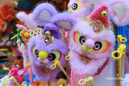 Những mẫu đầu lân nhiều màu sắc được bày bán phục vụ dịp Trung thu. Ảnh: T.Anh