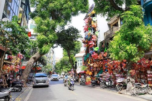 Phố Hàng Mã bắt đầu rực rỡ sắc màu Trung thu. Ảnh: T.Anh