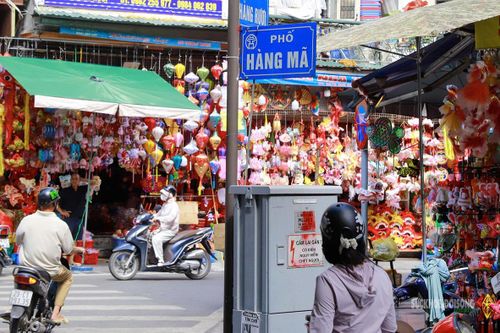 Sắc màu Trung thu hiện diện trên khắp tuyến phố Hàng Mã và phố Hàng Rươi. Ảnh: T.Anh