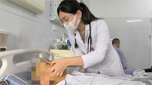 Bác sĩ kiểm tra tình trạng bệnh nhân sau khi được điều trị tích cực tại bệnh viện. Ảnh: BVCC