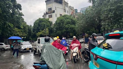 Cảnh báo mưa dông khu vực Hà Nội. Ảnh: PV
