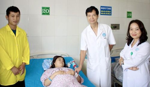 Bác sĩ BV Sản Nhi Bắc Ninh số 1 thăm hỏi sức khoẻ sản phụ Ngọc Anh. Ảnh: BVCC.