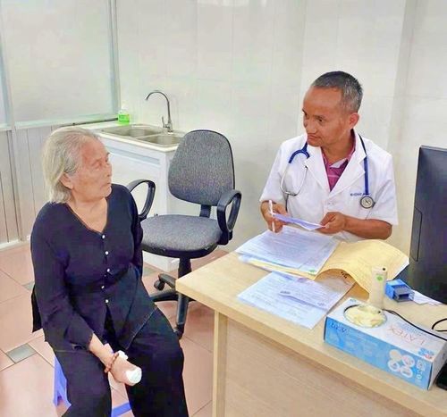 Cùng với khám sức khỏe, bác sĩ hướng dẫn người dân phòng một số bệnh thông thường. Ảnh: H.Giang.