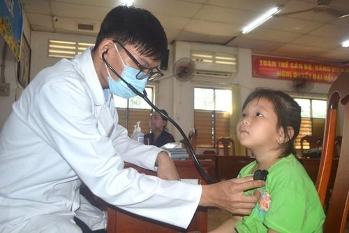 Bác sĩ khám tim cho trẻ tại TTYT An Phú, tỉnh An Giang. Ảnh: Thanh Phú.