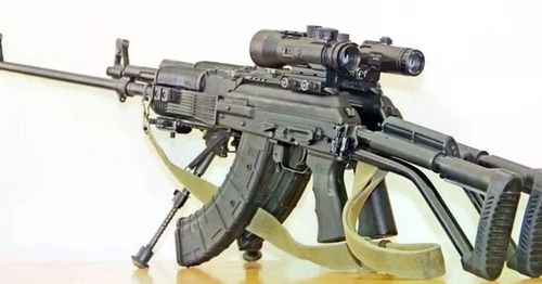 Theo hãng thông tấn BELTA, súng trường tấn công VSK-100B là một mẫu vũ khí đầy triển vọng, được sản xuất theo hệ thống tương tự khẩu AK nổi tiếng, mang lại sự thân thuộc với người sử dụng.