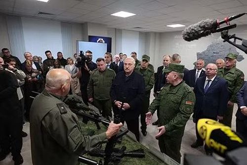 Tổng thống Belarus Alexander Lukashenko mới đây đã đến thăm một cơ sở sản xuất vũ cá nhân tại khu vực Minsk nhằm đánh giá tiềm năng xuất khẩu ra thị trường quốc tế.