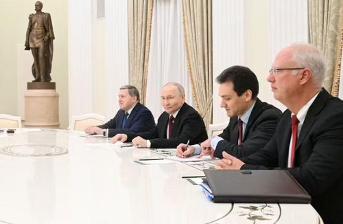 Lần gần nhất các đặc phái viên Mỹ tới Moscow là vào tháng 1, khi ông Witkoff và ông Kushner có cuộc hội đàm kéo dài 4 giờ với Tổng thống Nga Vladimir Putin tại Điện Kremlin. Chuyến thăm Kiev của 2 đặc phái viên hiện cũng đang được cân nhắc, trong đó ngày 6/9/2026 có thể là thời điểm phù hợp.