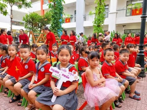 Nụ cười, ánh mắt và những bước chân ngày khai trường.