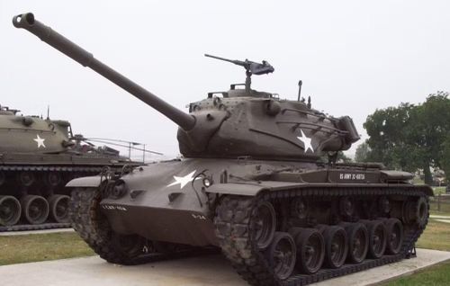 M47 Patton có trọng lượng chiến đấu khoảng 48,5 tấn. Xe dài khoảng 8,5 m, rộng 3,5 m và cao khoảng 3,3 m. Kíp xe gồm 5 người: trưởng xe, pháo thủ, nạp đạn viên, lái xe và phụ lái. Bố trí này tương tự M46, nhưng M47 có tháp pháo hoàn toàn mới với nhiều cải tiến về quan sát và điều khiển hỏa lực.
