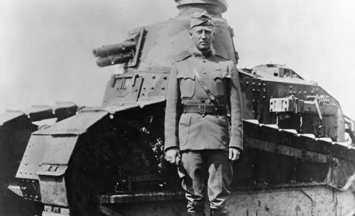 M1917 được Mỹ phát triển từ Renault FT của Pháp trong những năm cuối Thế chiến I. Đây là xe tăng hạng nhẹ, có kíp chiến đấu 2 người và được thiết kế chủ yếu để hỗ trợ bộ binh. Trọng lượng chiến đấu của xe khoảng 6,7 tấn.