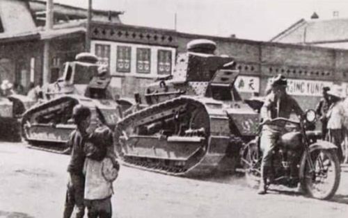 Động cơ có mô-men xoắn phù hợp với việc di chuyển trên địa hình khó, trong khi kích thước nhỏ giúp xe dễ cơ động hơn những thiết kế hạng nặng.