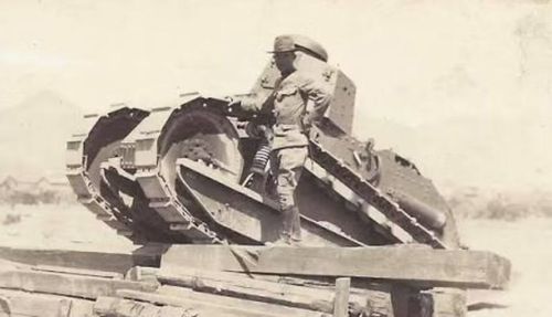 Hệ thống bảo vệ của M1917 cũng phản ánh triết lý đó. Giáp xe có độ dày khoảng 6-22 mm. Mức giáp này đủ để bảo vệ kíp chiến đấu trước nhiều loại hỏa lực bộ binh thời kỳ đó, nhưng không thể tạo ra khả năng bảo vệ tương đương những xe tăng hạng nặng.