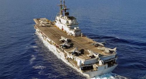 Theo lời Đô đốc Ali, tàu sân bay nói trên sẽ đi qua kênh đào Suez và Biển Đỏ, được hộ tống bởi các tàu khu trục của Hải quân Italia. Ngày dự kiến tàu đến Indonesia là khoảng 15/9 đến 20/9.