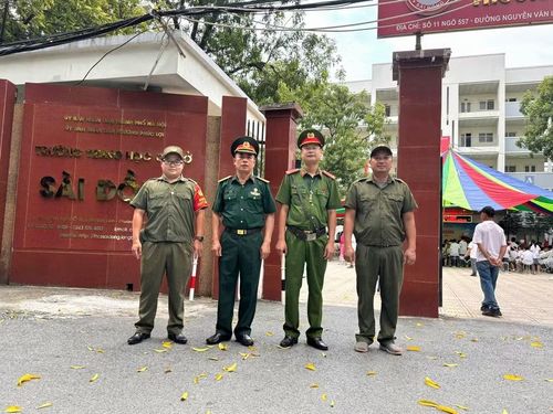 Sự có mặt của các chiến sĩ công an cùng lực lượng tham gia bảo vệ ANTT ở cơ sở, các bác cựu chiến binh đã giúp lễ khai giảng thành công