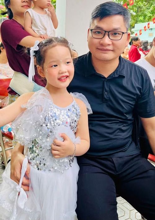Tâm trạng háo hức, anh Thành cùng con đi khai giảng.