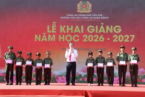 Ông Trương Cảnh Tuyên - Chủ tịch UBND TP Cần Thơ trao học bổng cho học sinh. (Ảnh: Nhật Huy)