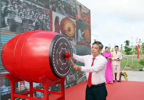 Ông Đồng Văn Thanh - Chủ tịch HĐND TP Cần Thơ đánh trống khai giảng năm học đầu tiên của Trường Văn hóa Công an nhân dân III. (Ảnh: Nhật Huy)