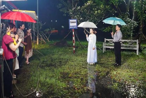 Hậu trường cảnh quay MV "Đêm mưa buồn không anh"