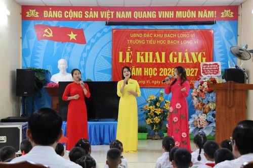 Nhà trường phối hợp với các phòng chuyên môn của đặc khu Bạch Long Vĩ sửa chữa, cải tạo một số hạng mục; bổ sung thiết bị dạy học, sách giáo khoa, đồ dùng học tập, máy tính, ti vi và đồng phục cho học sinh để chuẩn bị cho lễ khai giảng. Ảnh: HM.