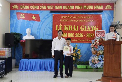 Năm học 2026-2027, nhà trường tiếp tục phối hợp với các đơn vị giáo dục trong đất liền tổ chức dạy học trực tuyến môn Tiếng Anh, Tin học, góp phần khắc phục hạn chế về điều kiện dạy học trên đảo. Ảnh: HM.