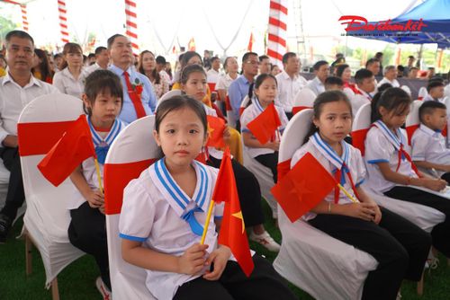 Học sinh vùng biên Hà Tĩnh hân hoan chào mừng năm học mới. Ảnh: HN.