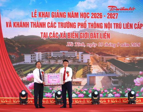 Bí thư Tỉnh uỷ Hà Tĩnh Nguyễn Duy Lâm trao quà của Tổng Bí thư, Chủ tịch nước Tô Lâm cho Trường Phổ thông nội trú Tiểu học và THCS Sơn Kim 1. Ảnh: HN.