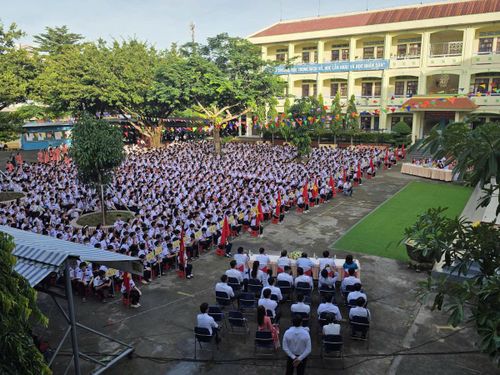Học sinh Cà Mau hân hoan chào mừng năm học mới. Ảnh: Nguyên Du