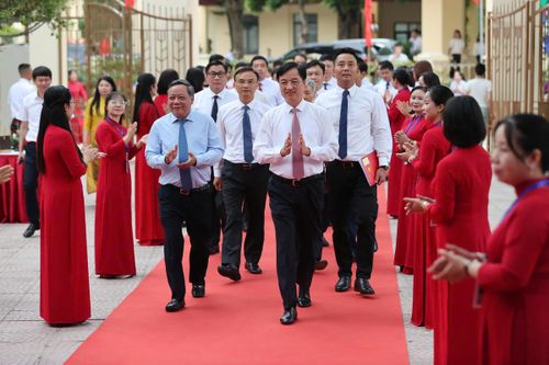 Ông Nguyễn Duy Ngọc, Ủy viên Bộ Chính trị, Bí thư Trung ương Đảng, Trưởng ban Tổ chức Trung ương dự lễ khai giảng tại trường Tiểu học - THCS và THPT Minh Châu, xã Minh Châu, Hà Nội. Ảnh: Lê Hiếu