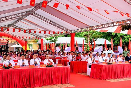 Chủ tịch Quốc hội Trần Thanh Mẫn và các đại biểu dự Lễ khai giảng năm học mới 2026 - 2027 tại điểm cầu Trường THPT Lê Quý Đôn, tỉnh Hưng Yên. Ảnh: Duy Linh