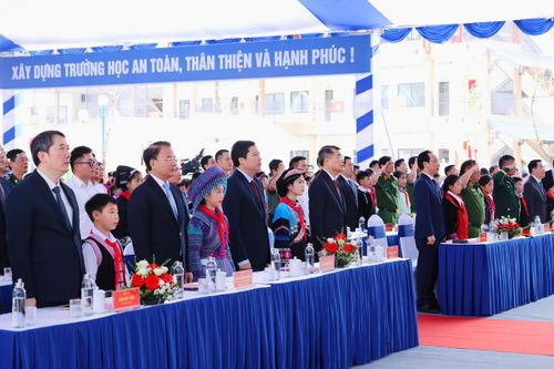 Thủ tướng Chính phủ Lê Minh Hưng và đại biểu thực hiện nghi thức chào cờ. Ảnh: Nhật Bắc
