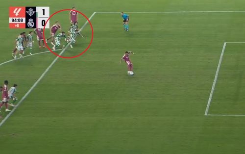  Chân Marc Bartra chưa chạm vào vùng cấm thời điểm Mbappe tung cú sút. 