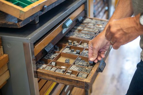  Các ký tự được người thợ cẩn thận tìm kiếm và đặt lên khuôn. 
