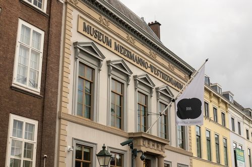  Bảo tàng Huis van het Boek (còn được biết đến là Rijksmuseum Meermanno) nằm trên phố Prinsessegracht ở trung tâm Den Haag. Nơi đây từng là dinh thự của Nam tước Willem Hendrik Jacob van Westreenen van Tiellandt. Sau khi qua đời năm 1848, ông để lại ngôi nhà cùng bộ sưu tập cho nhà nước Hà Lan. Đến năm 1852, bảo tàng chính thức mở cửa. 