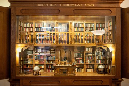  Tại tầng ba của Huis van het Boek, một không gian trưng bày dành riêng cho bộ sưu tập là Bibliotheca Thurkowiana Minor, do hai nghệ nhân đóng sách nghiệp dư Guus và Luce Thurkow xây dựng. Với 1.515 cuốn sách, đây được xem là bộ sưu tập sách thu nhỏ lớn nhất tại Hà Lan. 