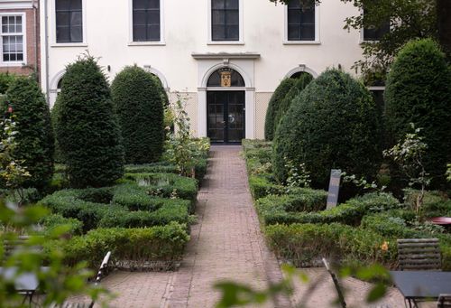  Phía sau là khu vườn dành cho độc giả muốn nghỉ chân, gặp gỡ… Đây cũng là lối đi ra Garden Room, nơi bảo tàng sử dụng làm phòng hội nghị, tổ chức sự kiện. 