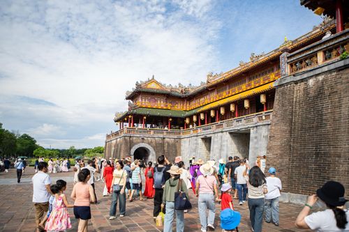 Du khách đổ về Đại nội Huế trong kỳ nghỉ lễ 2/9. Đây là địa phương ghi nhận mức tăng trưởng kỷ lục về lượng khách và doanh thu. Ảnh: Châu Sa.