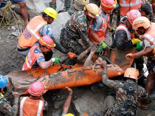 Lực lượng cứu hộ đưa hai công nhân ra khỏi đường hầm tại dự án thủy điện Trishuli 3A ở huyện Rasuwa, Nepal, ngày 4/9. Ảnh: Reuters.