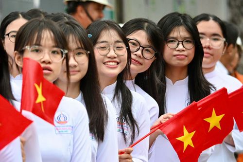 Không khí tựu trường cũng diễn ra rộn ràng trong lễ khai giảng tại nhiều ngôi trường khác trên cả nước sáng 5/9. Ở trường THPT Trần Khai Nguyên (TP.HCM), giáo viên, học sinh các khối lớp có mặt từ sớm, hào hứng bước vào năm học mới. Ảnh: Hoài Bảo.