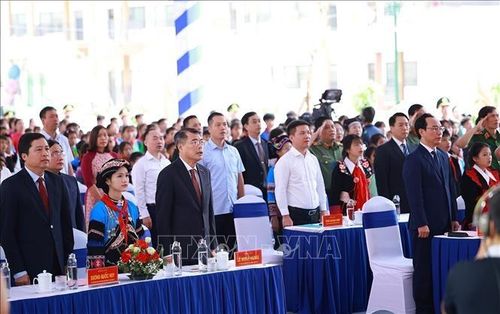 Từ Mường Khương, Thủ tướng Lê Minh Hưng cùng thầy trò nhà trường tham dự chương trình khai giảng được kết nối trực tuyến với các địa phương. Sự kiện diễn ra đồng thời với lễ khánh thành các trường phổ thông nội trú liên cấp tại các xã biên giới. Ảnh: Dương Giang/TTXVN.