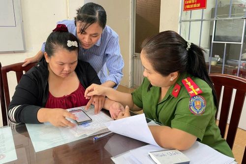 Người dân có thể nộp hồ sơ trực tiếp hoặc thực hiện trực tuyến qua Cổng dịch vụ công quốc gia, ứng dụng VNeID. Ảnh: Công an TP. Cần Thơ.