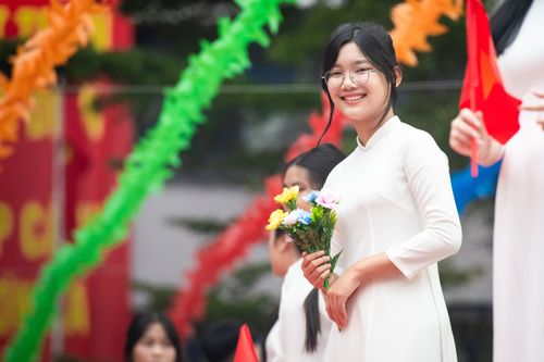 Học sinh lớp 9 trong tà áo dài được bố trí làm đội lễ tân, niềm nở đón chào các em nhỏ đầu cấp và các đại biểu về dự lễ khai giảng. THCS Trần Duy Hưng là một trong hai điểm cầu chính của Hà Nội kết nối trực tiếp với điểm cầu trung tâm của cả nước, có sự tham dự của đồng chí Lãnh đạo Đảng, Nhà nước và đại diện Bộ GD&ĐT, địa phương.