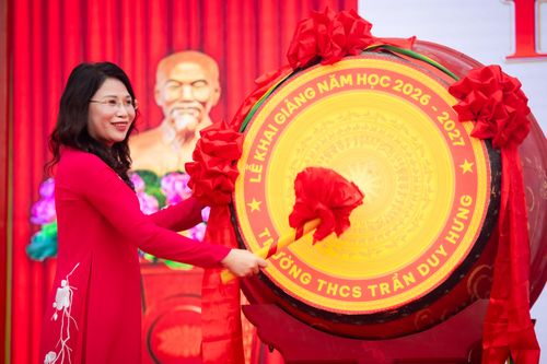 Đúng 8h30, tiếng trống khai trường rộn vang trên khắp cả nước, báo hiệu 2,6 triệu học sinh, sinh viên chính thức bước vào năm học mới với những mục tiêu và nhiệm vụ mới.