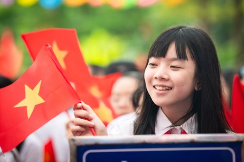 6h sáng 5/9, tại trường THCS Trần Duy Hưng (phường Yên Hòa, Hà Nội), đông đảo thầy cô, học sinh và phụ huynh tập trung ở sân trường để kịp ổn định, tổ chức phần lễ riêng trước khi tiếp sóng chương trình chung.